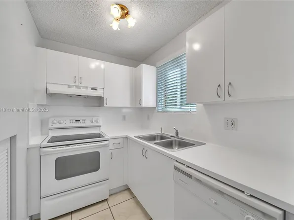 8177 NW 8th St APT D9, Miami, FL 33126