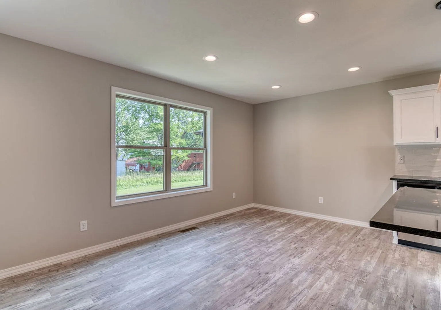 Nearly New 3 Bedroom 2.5 Bathroom Springfield Home — Photo 4