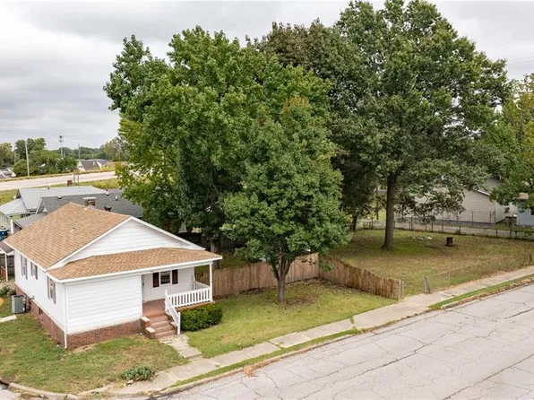 437 Short Ave, Wood River, IL 62095