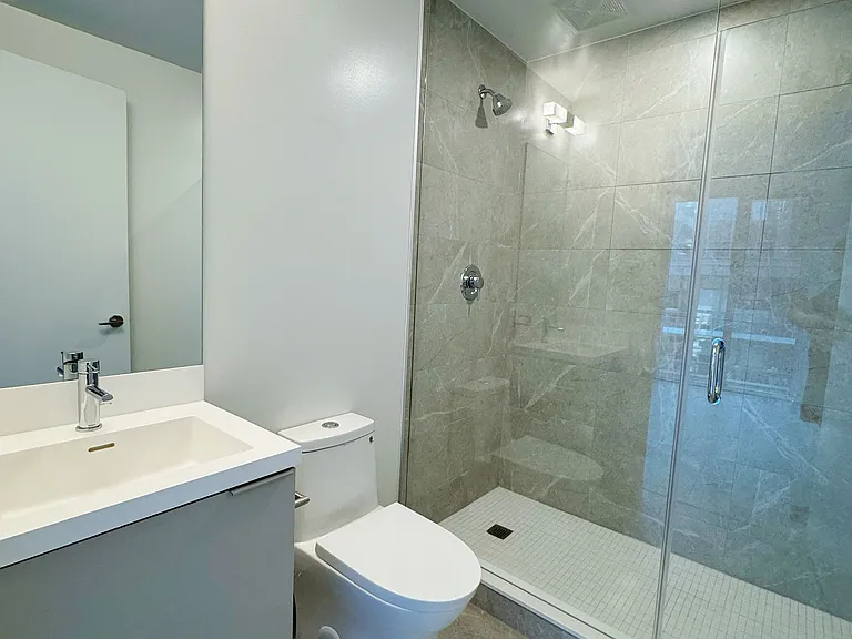 400 King St W #622 — Photo 8