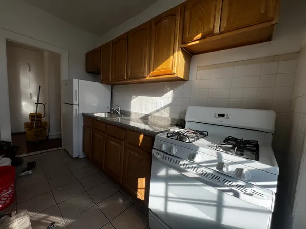 2645 Morris Avenue image 3 of 6