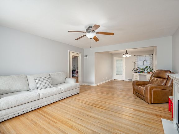 3rd image of 709 Farrel Dr