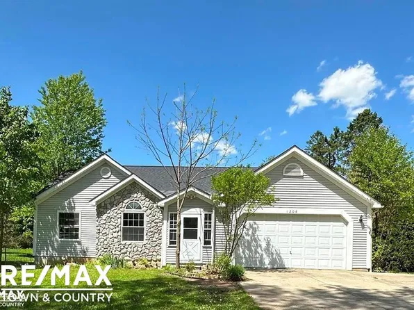 1208 Turrill Rd, Lapeer, MI 48446