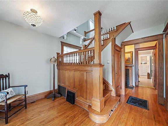 5th image of 105 NE Douglas St