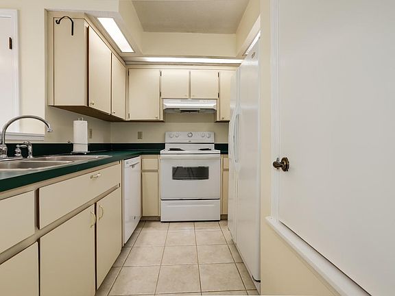 4th image of 10761 Lariat Ln