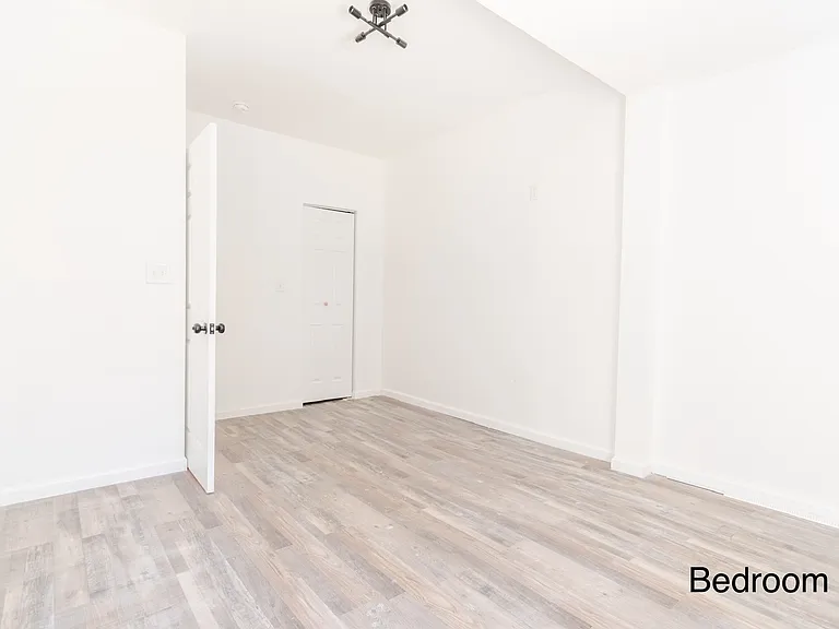 2322 E 95th St #D — Photo 5