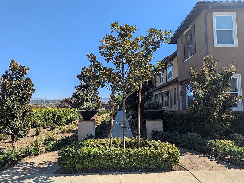 3 bed, 2.5 bath, 1840 sqft, $4,000 — Photo 4