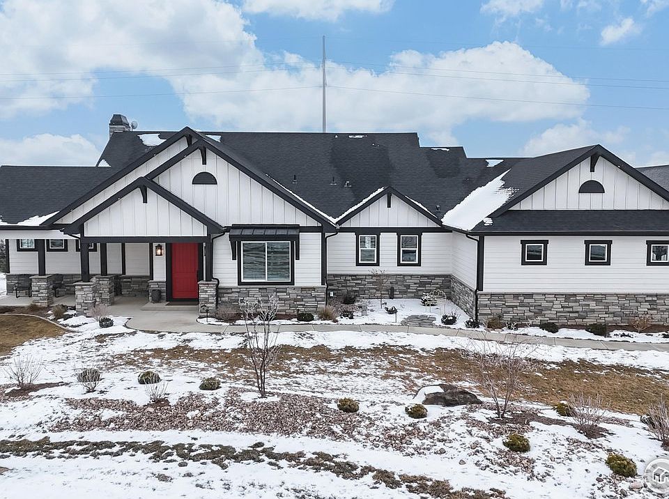 1st image of 39660 Hilltop Cir