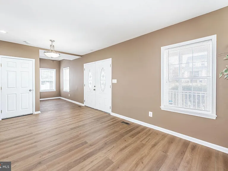4021 Barrington Rd — Photo 3