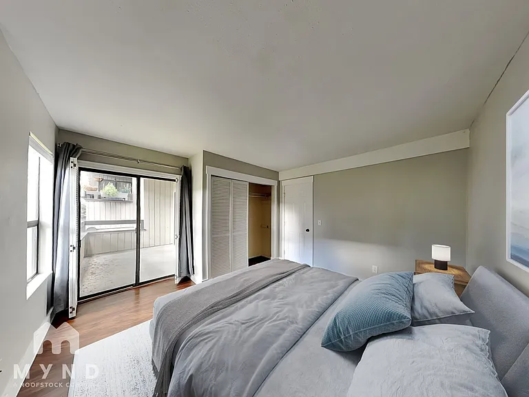 10905 NE 35th Pl #4 — Photo 10