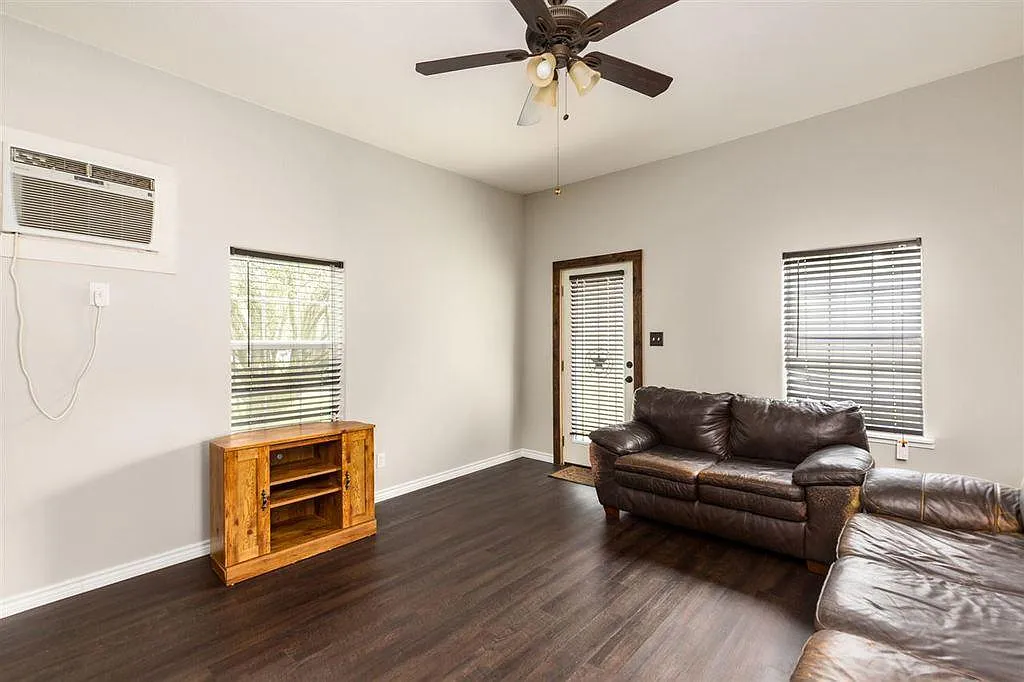 2 bed, 876 sqft, $1,495 — Photo 3