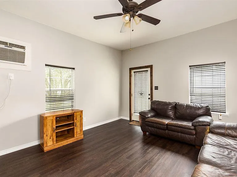109 Sycamore St — Photo 3