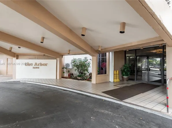 1400 Saint Charles Pl, Pembroke Pines, FL