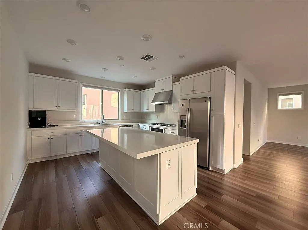 4 bed, 3.5 bath, 2505 sqft, $5,000 — Photo 4