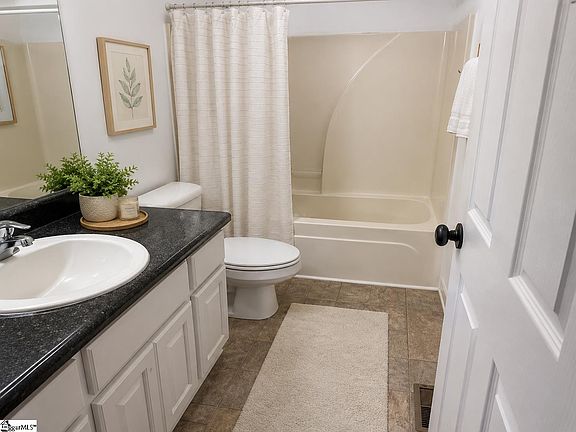 5th image of 270 Circle Dr