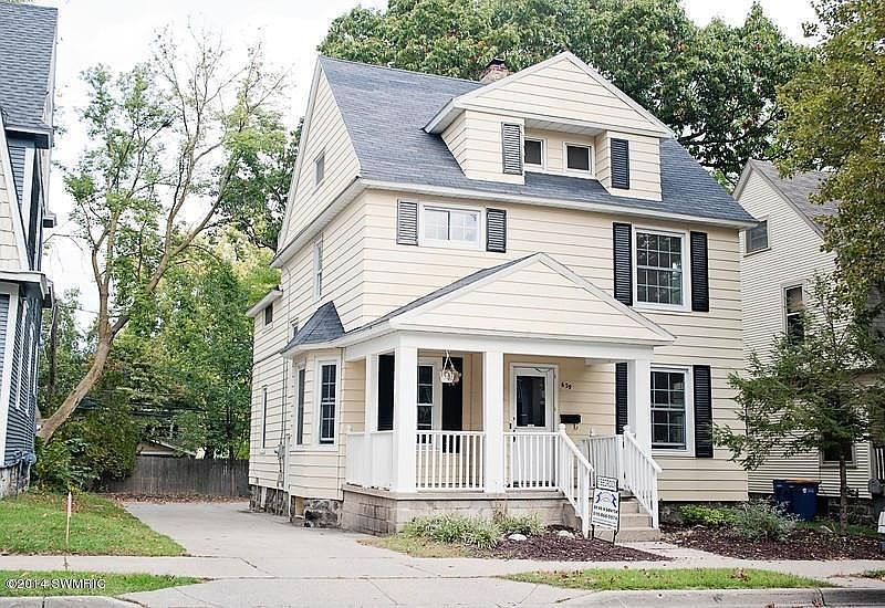 1st image of 629 Parkwood St NE