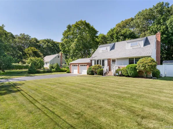 55 Robinson Street, Shoreham, NY 11786