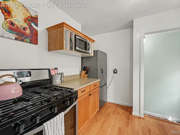 2904 Crooks Rd, Royal Oak, MI 48073