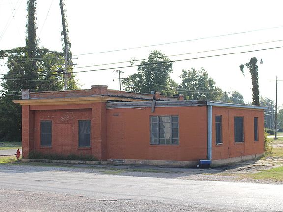 2nd image of 300 White Oak St