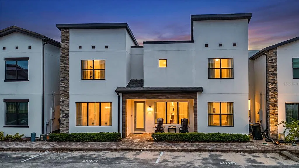 3 bed, 3.0 bath, 2205 sqft, $2,600 — Photo 1