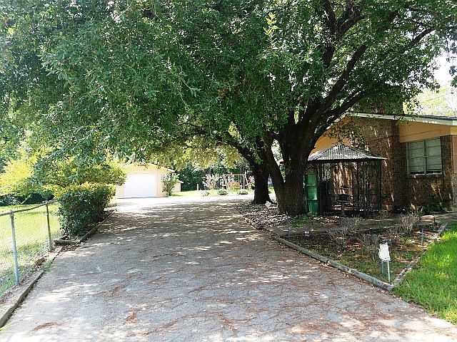 2nd image of 1069 Welch Ln