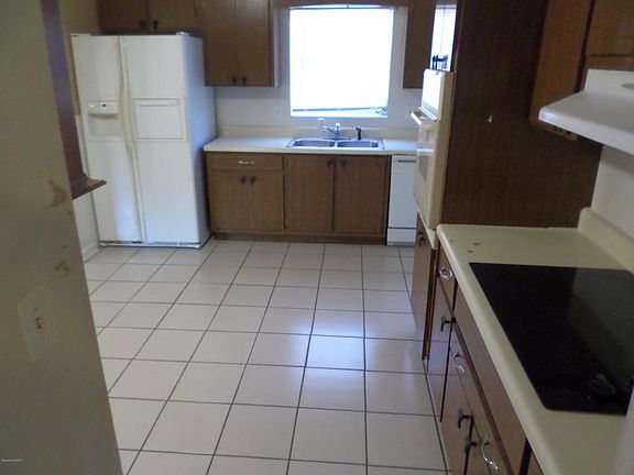 5th image of 965 E Waikiki Dr