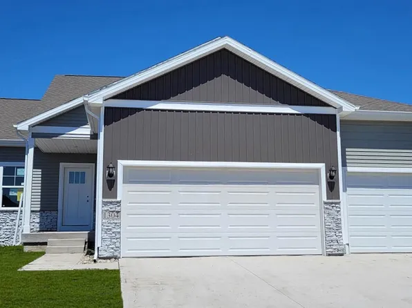 2831 Prairie Wind Ct, Hiawatha, IA 52233
