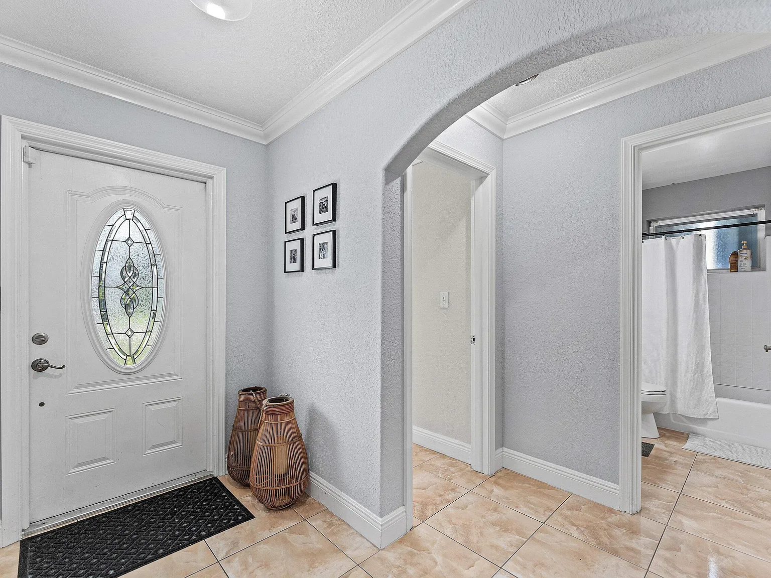 3 bed, 2.0 bath, 1490 sqft, $5,300 — Photo 4