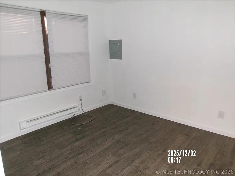 808 E 4th St #3 — Photo 6