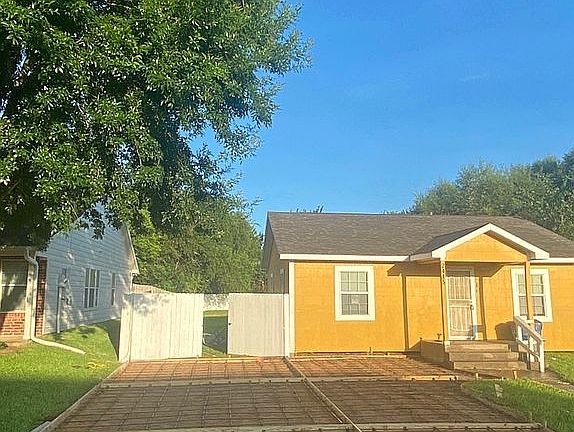 5th image of 2415 24th St N