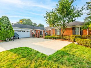 1853 W Bend Dr, Bloomfield Hills, MI 48302