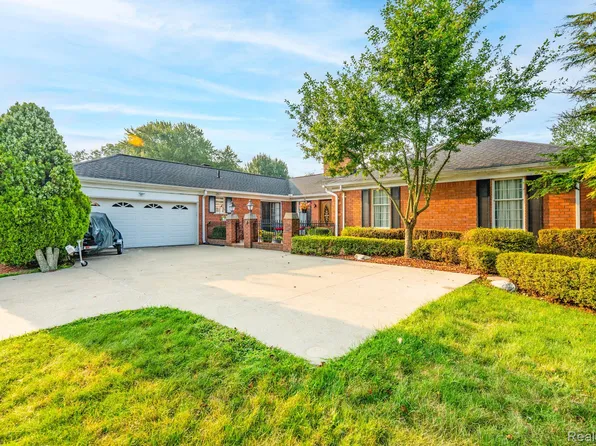 1853 W Bend Dr, Bloomfield Hills, MI 48302