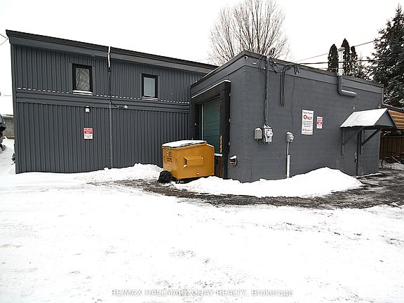 4th image of 58 Queen St W