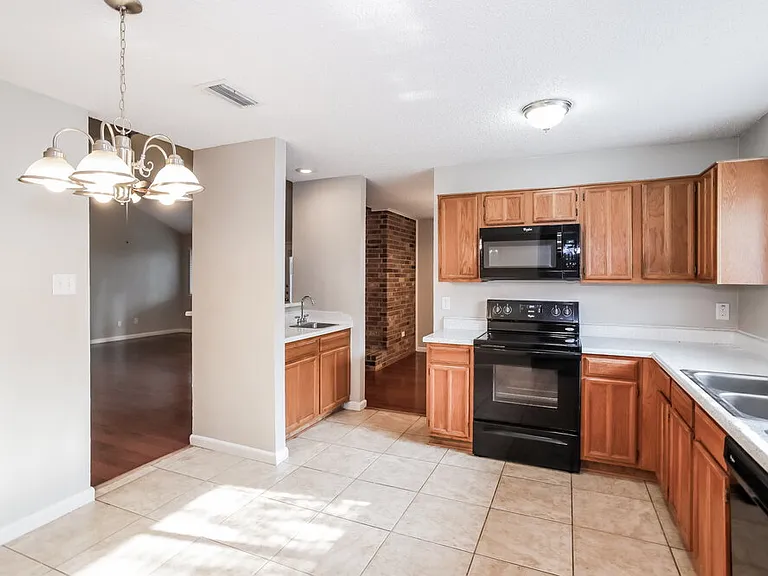 2614 Berkshire Ln — Photo 7