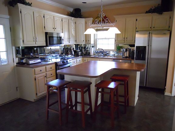 SPACIOUS MODERN KITCHEN