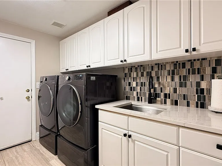 10633 Adamsong Ave — Photo 18