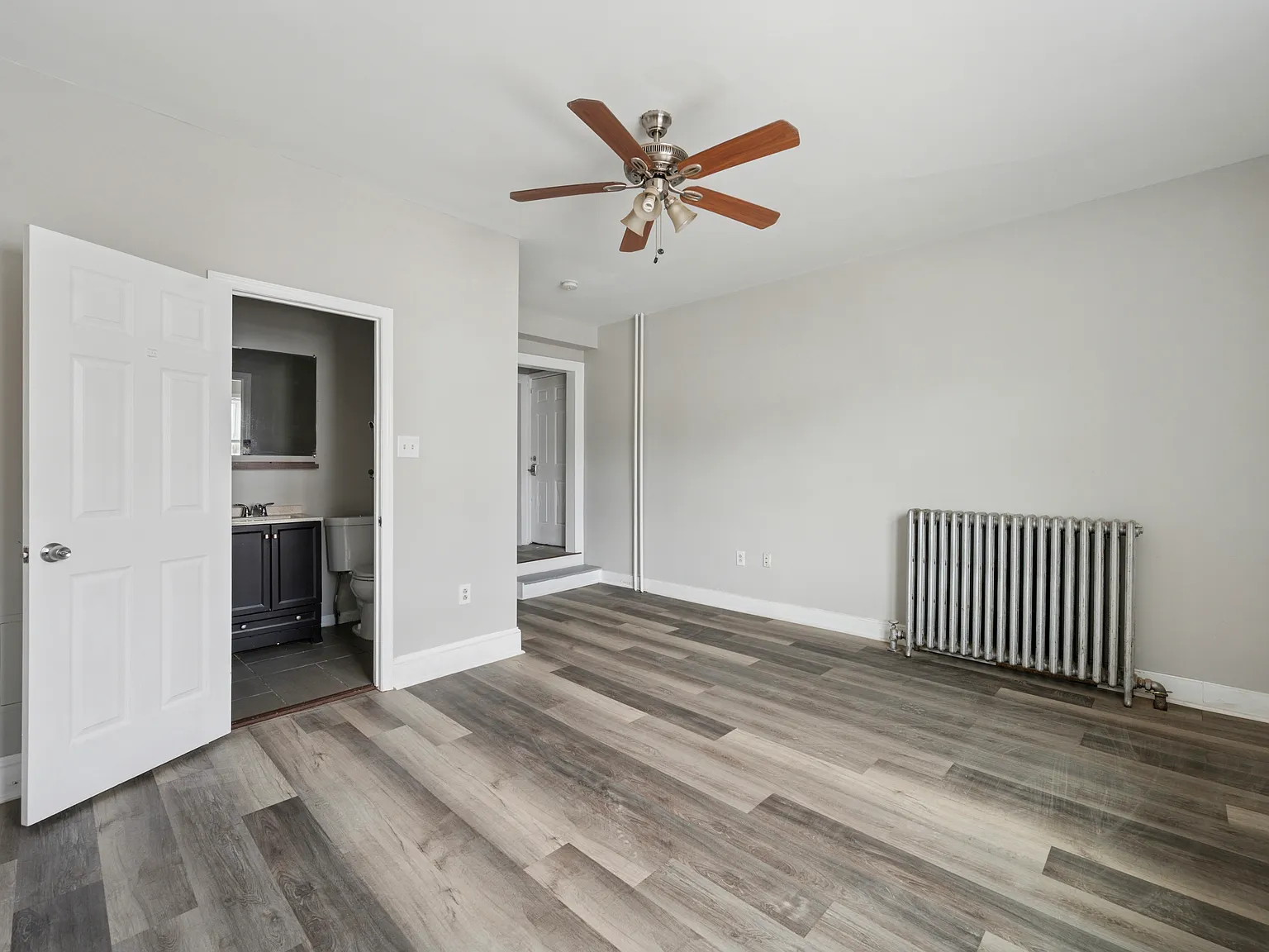 2 bed, 700 sqft, $1,300 — Photo 2