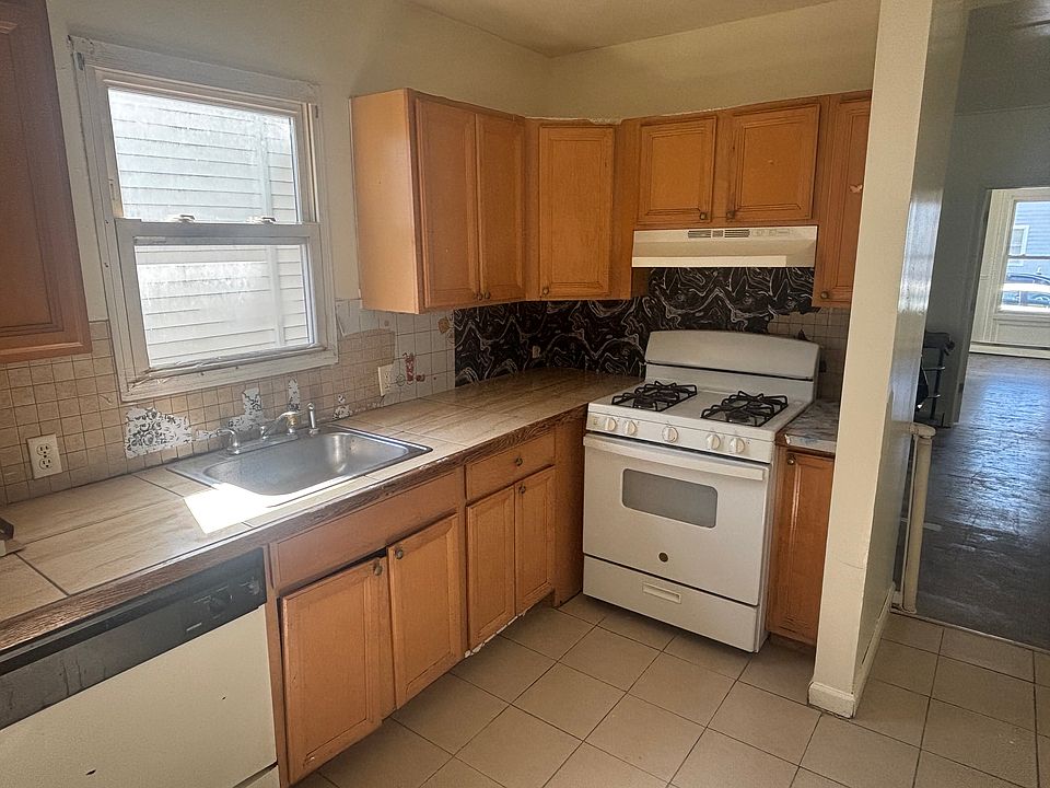 1st image of 21 Jewett Ave APT 1