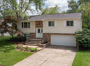 1016 Windsor Dr, Wheaton, IL 60189