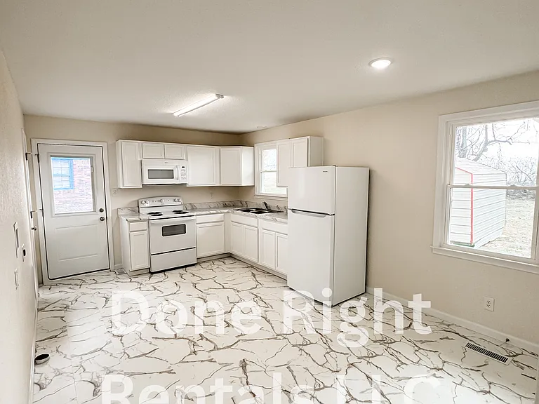 925 Rose Dr — Photo 2