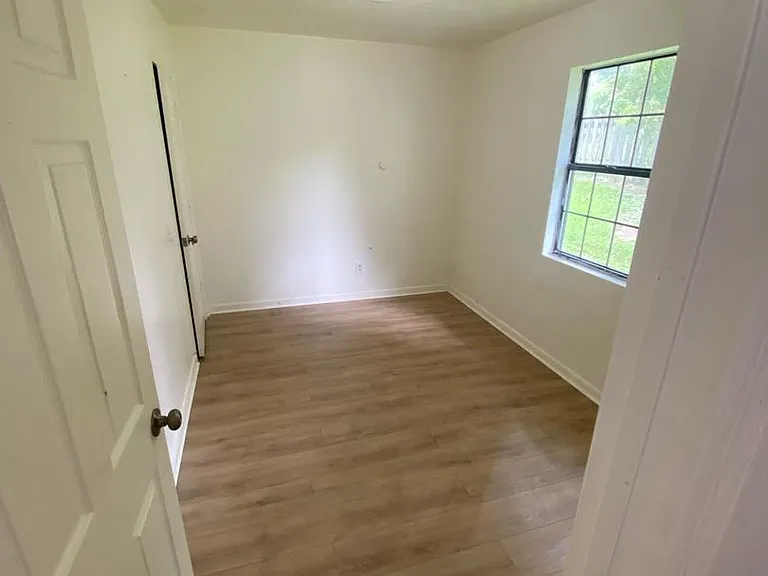 Golden Maple Apartments — Photo 17