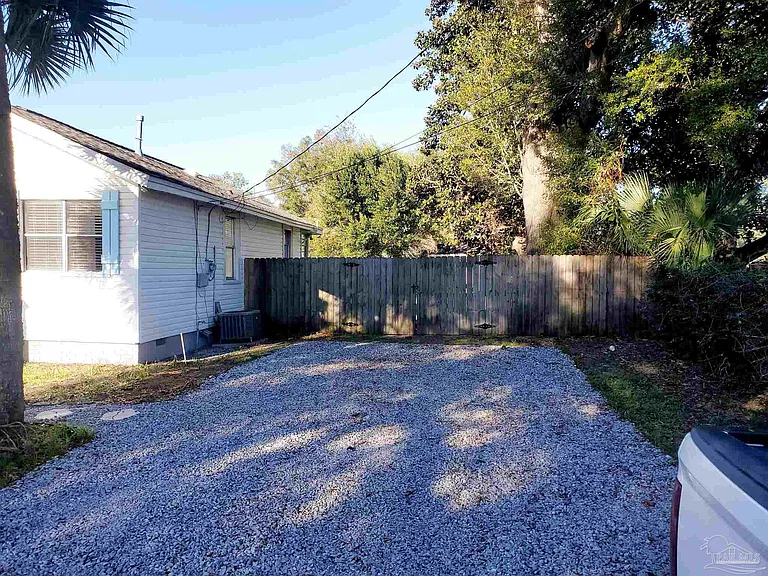 1215 N C St — Photo 2