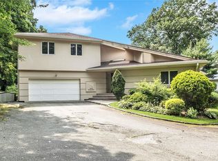 35 Center Dr, Roslyn, NY 11576