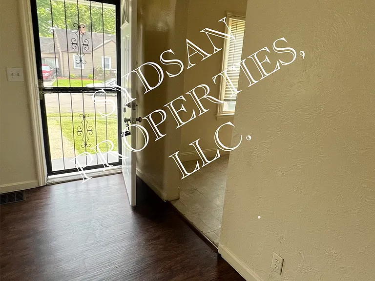 4425 Saint James Ave — Photo 6