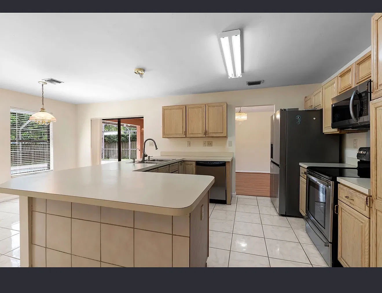 3 bed, 2350 sqft, $3,900 — Photo 3