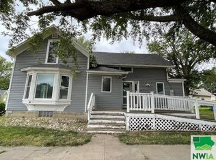 1103 Walnut St, Hull, IA 51239