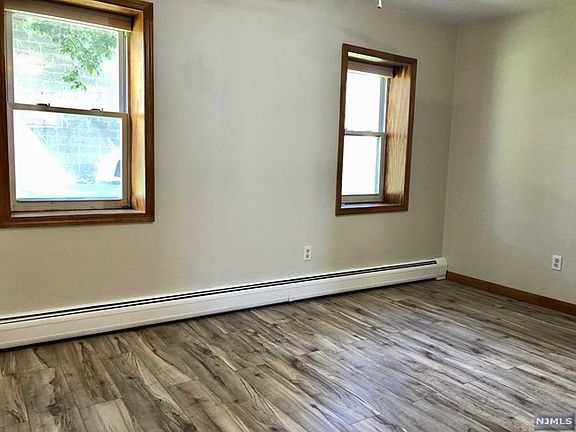 5th image of 236 Banta Ave