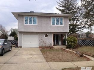 296 N 4th St, Lindenhurst, NY 11757