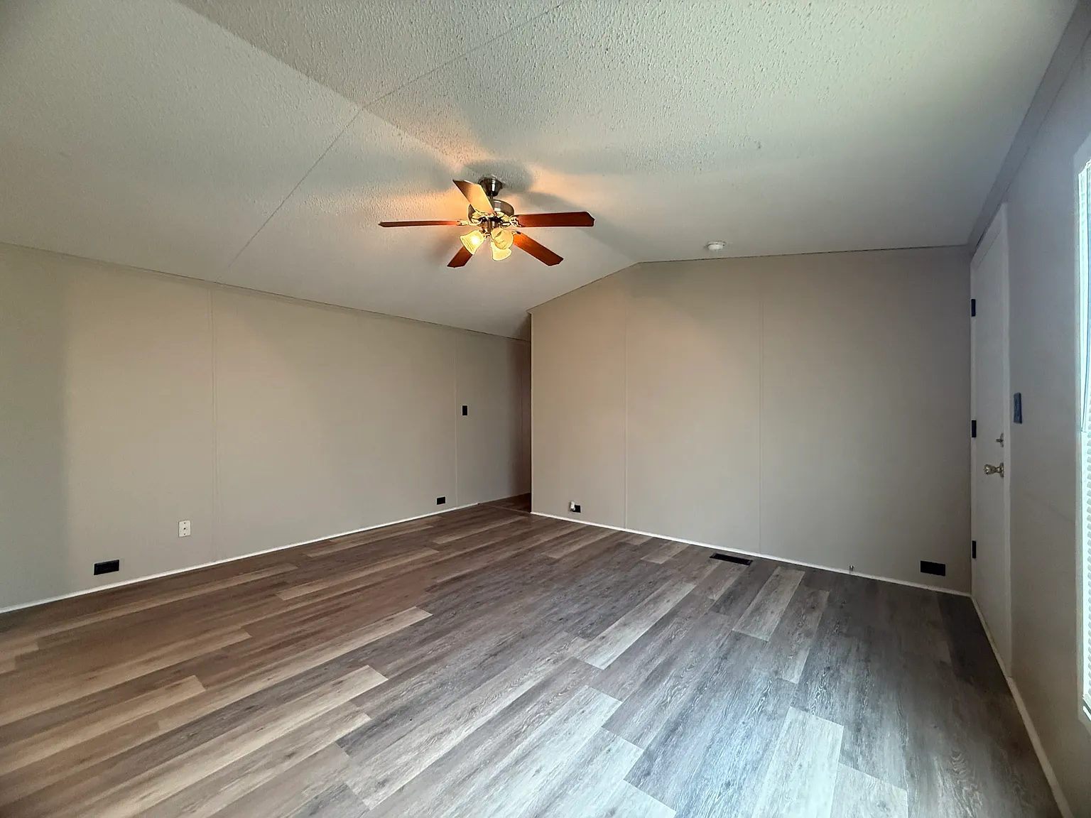 3 bed, 960 sqft, $799 — Photo 2