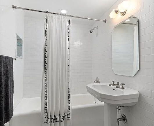 5th image of 405 W 23rd St APT 9L